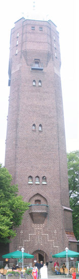 ein riesig hoher Wasserturm - (Fotomontage aus drei Hochkantfotos)