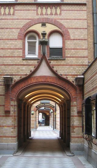 Von dort führt eine Passage direkt zum Theatermuseum