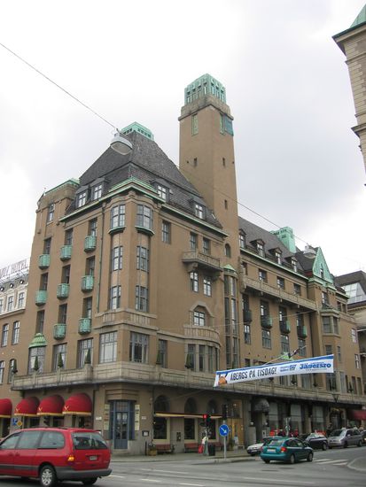 Eckhaus mit Turm im Stil der Wiener Sezession