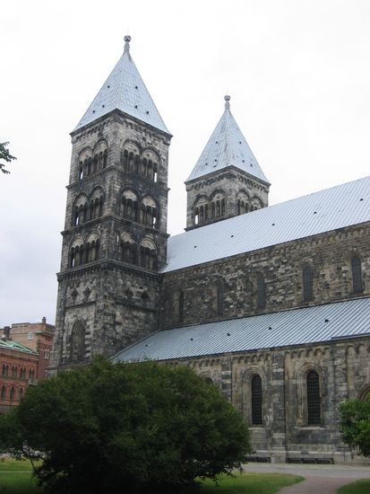 mit langem 'Langhaus' und umgebauten (19.Jh.) Türmen