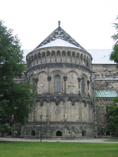 Die Apsis zweistöckig und mit Zwerggalerie (s.a. Maasromanik in www.umdiewelt.de)