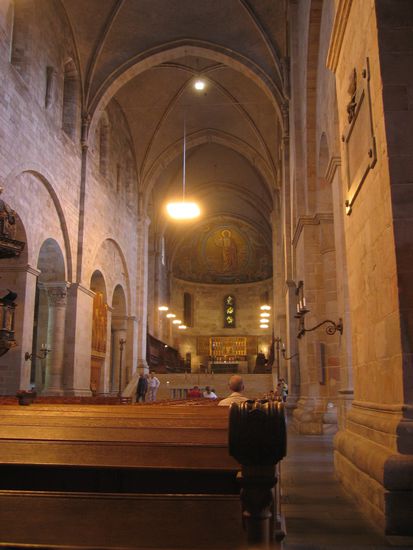 Hauptschiff mit Blick in  den Chor