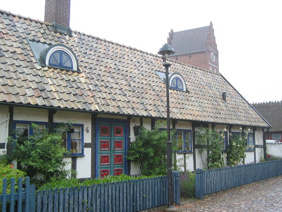 schmucke Fachwerkhäuser, bunt gestrichen und mit kleinen 'Vorgärten'