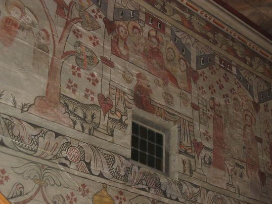 gut erhaltene Malereien auf Holzbohlen