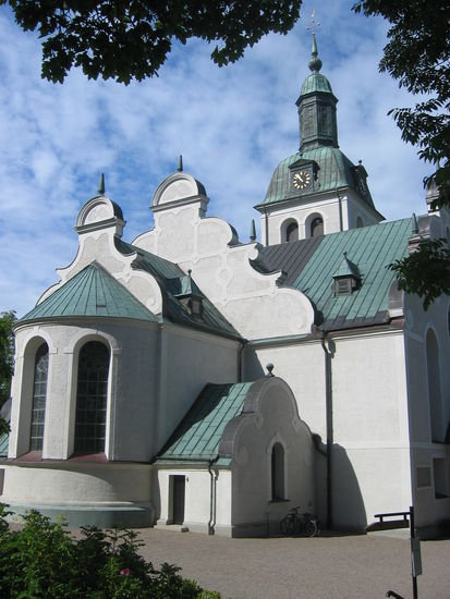 Grännas erste Kirche, im 12. Jahrhundert errichtet, wurde 1889 durch einen Brand zerstört. Man konnte jedoch Teile des Altargemäldes, ein Tabernakel aus dem Mittelalter, einige Kronleuchter und Kunstwerke retten und in die neue, 1895 eingeweihte Kirche überführen.