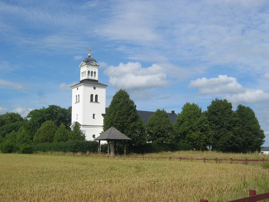 Kirch von Rök mit Runenstein