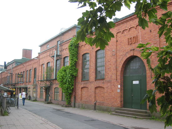 umgewidmete Industriebauten der Jahrhundertwende mit Antiquitäten-, Handwerker- und Souvenirläden