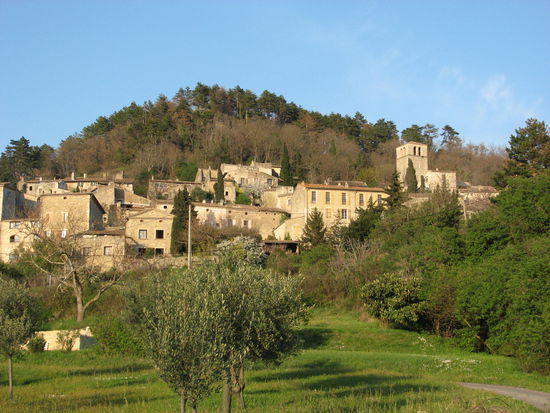 der romantische Ort am Rande des Hügels