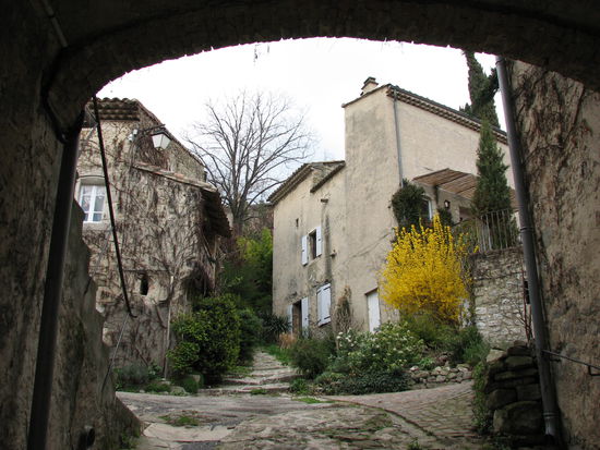Durch einen Torbogen beginnen wir den kleinen Rundgang
