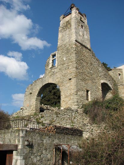 Blick auf den tw. erhaltenen Glockenturm oberhalb des Ortes