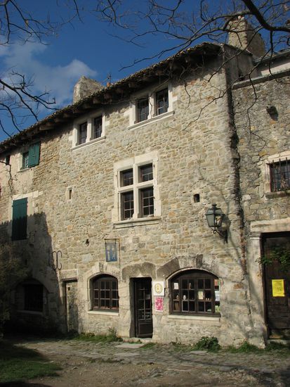 rest. Haus mit Kreuzstockfenster