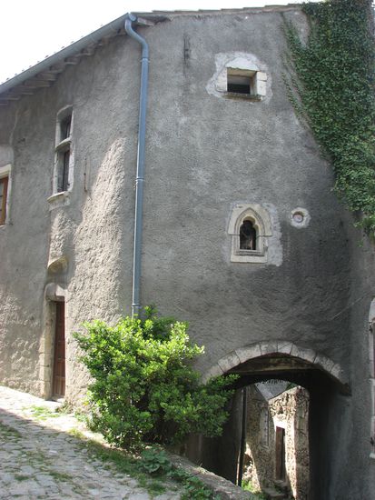 man beachte das kleine gotische Fenster