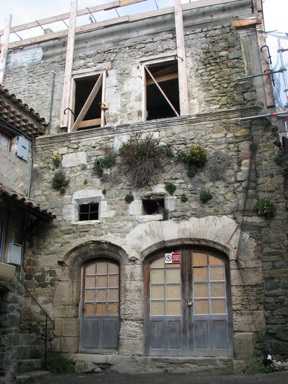 dieverse Gebäude sind in Restaurierung