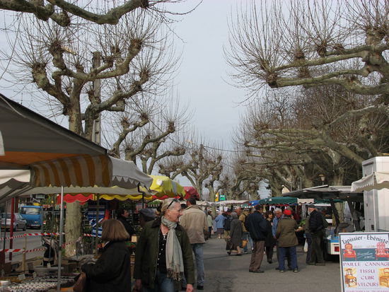 dienstags morgens ist auf dem Dorfplatz Markt.