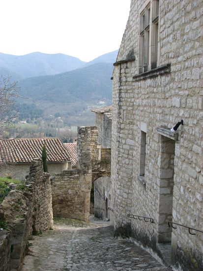 Steile Gasse in Le-Poët-Laval