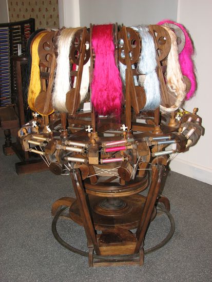 Die gefärbten Seidenfäden