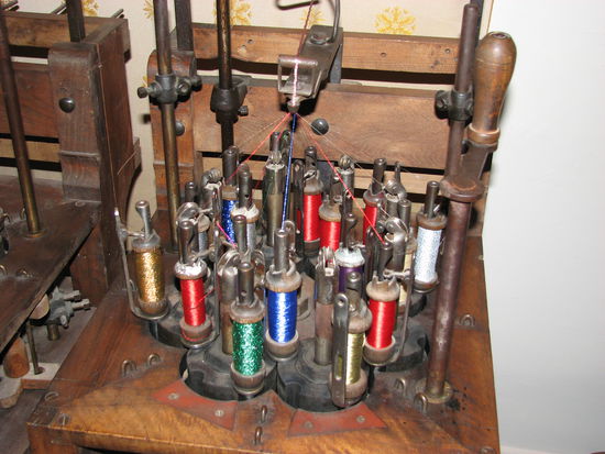 können durch Verdrillen zu interessanten neue Fäden zusammengefaßt werden