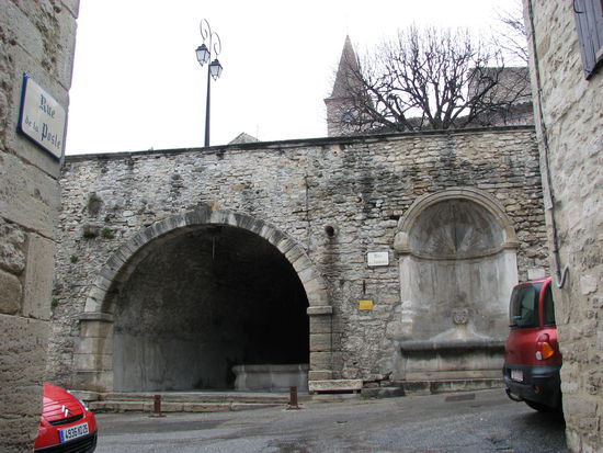 Brunnen und Waschhalle