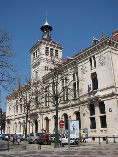 1894 erbaut - das Rathaus mit massivem Turm