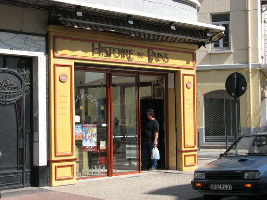 Tür und Balkon dieser Bäckerei sind sehenswerte Jugendstilmotive