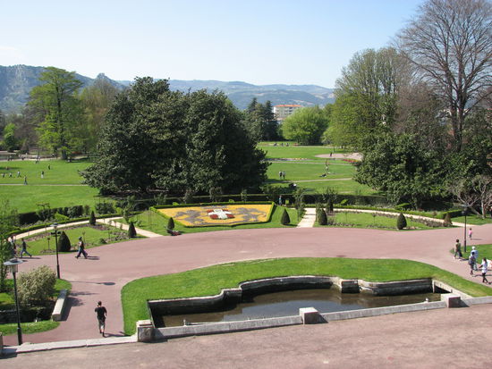 Blick vom Champ de Mars auf den Park Jouvet