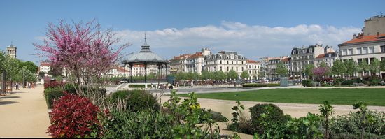 Champ de Mars mit Musikpavillon vor der eleganten Stadtkulisse