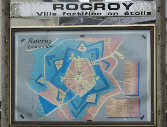 Stadtplan - klassische Zitadellenform mit sternförmig zu den Bastionen verlaufenden Straßen im alten Ortskern