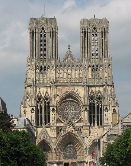 Hauptfassade der Kathedrale Notre Dame - von der Rue Libergier gesehen