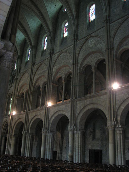 Hauptschiff mit zwei romanischen Arkadenbogenreihen, deren obere später gotisch überhöht wurden