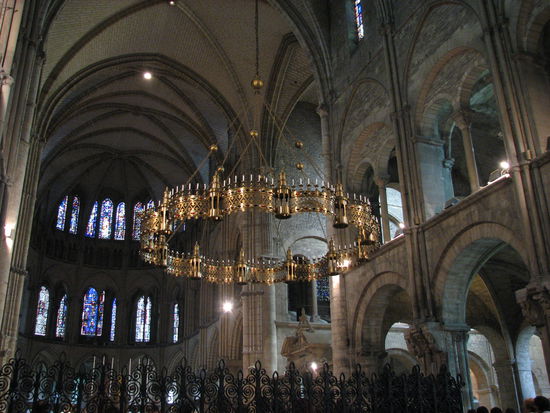 Vergleichbar mit dem Barbarossa-Leuchter im  Oktogon des Aachener Doms - der 96-kerzige Leuchter