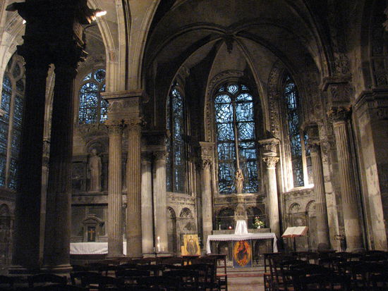 Der Innenraum enthält moderne Fenster