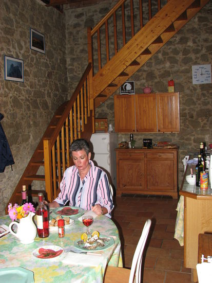 Küche mit Aufgang zu den Schlafzimmern - Esstisch mit dem obligatorischen Wachstischtuch