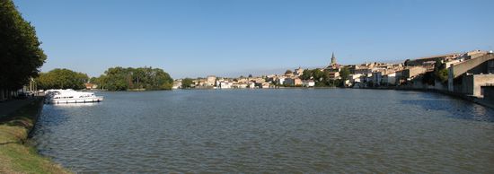 Castelnaudary - großer künstlicher See (Grand Bassin) mit zahlreichen Liegeplätzen für die Hausboote - umgeben von mehreren Schleusen