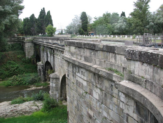 Brücke über den Fluß Fresquel bei Carcassonne