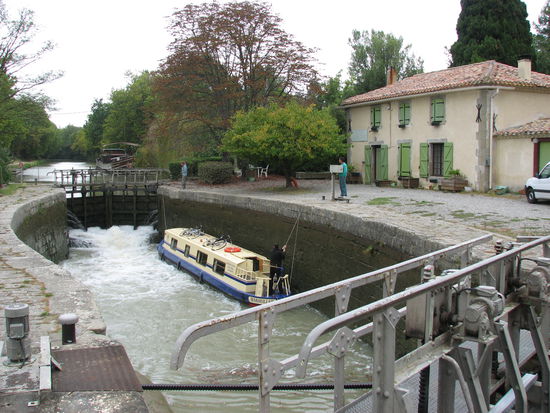 Nachfolgende Schleuse an der Brücke über den Fluß Fresquel