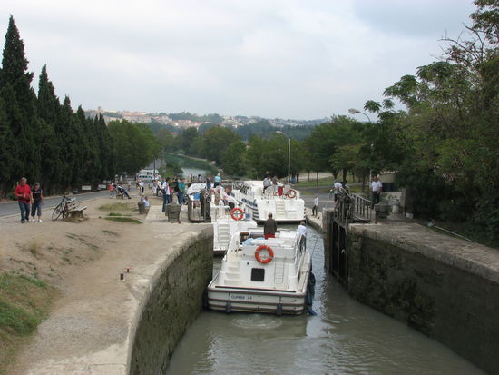 neun hintereinandergeschaltete Schleusen