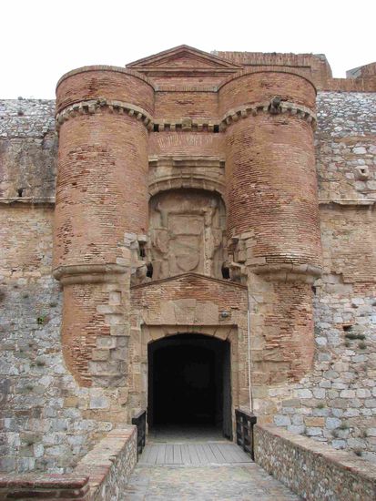 lediglich kleinere Teile der Festung - wie hier der Eingang - sind in Ziegelmauerwerk errichtet und stark verziert und ornamentiert