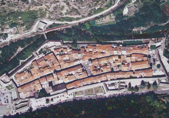 Luftbild von Villefranche le Conflent - abfotografiert in der Ausstellung Perpignan