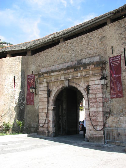 Porte de France - mit Plakaten des Vauban-Jahres
