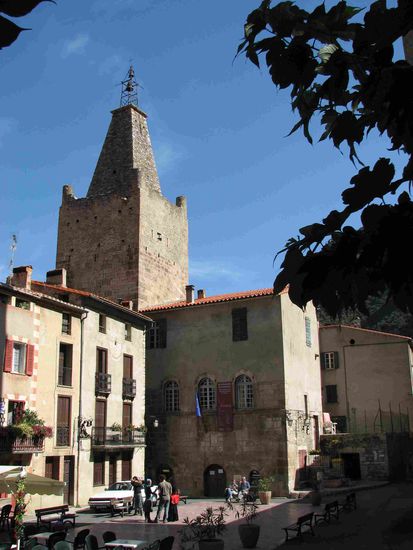 Selbst die Kirche erscheint wehrhaft