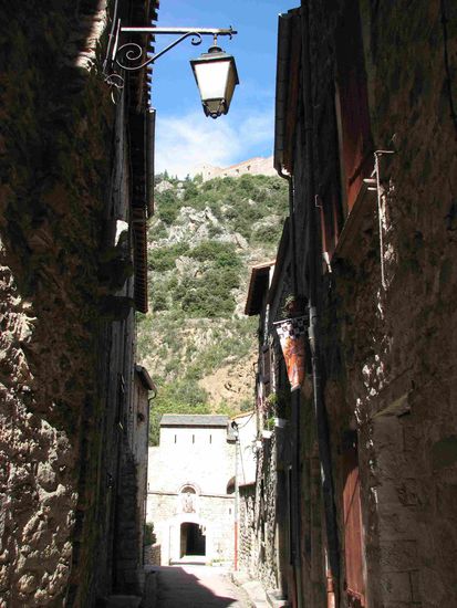 von den Seitengassen bietet sich immer wieder ein Blick auf das hoch oben gelegen Fort Liberia