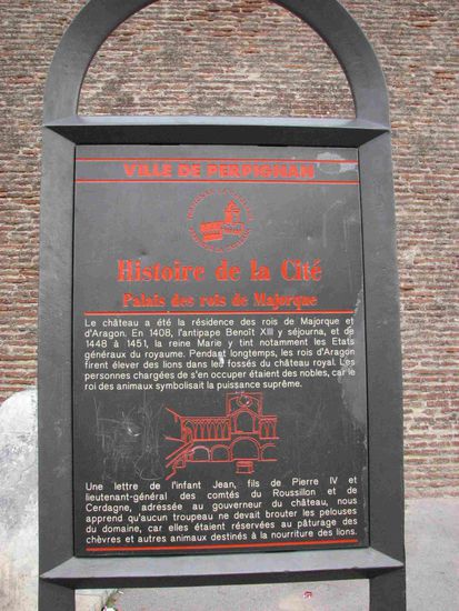 Informationstafel der Stadt Perpignan - inzwischen ein fastv flächendeckendes System zur Darstellung historischer Bauwerke
