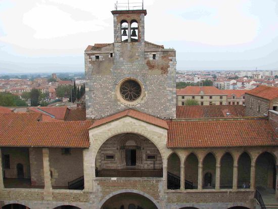 Blicke auf die gotische Fassade des Palastes