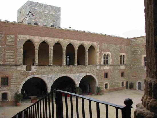 vom Treppenaufgang in den Innenhof