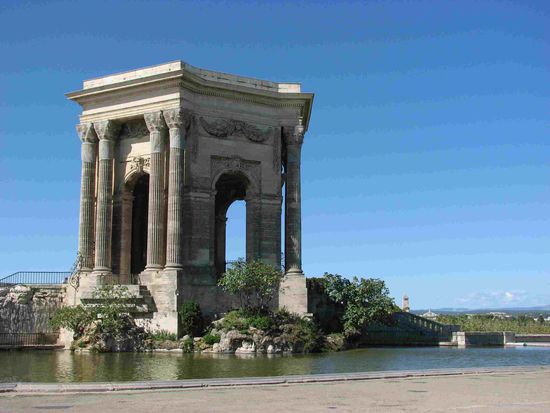 eleganter Wasserturm - Blick auf die Cevennen im Norden