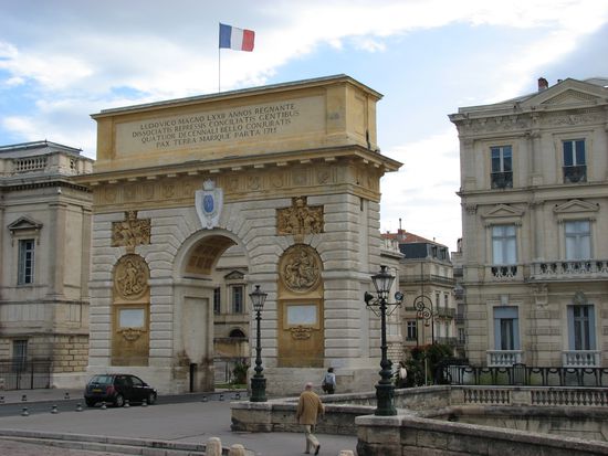 Arc de Triomphe - 1693 zu Ehren Ludwigs XIV. erbaut
