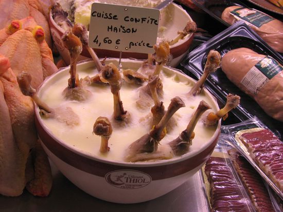 Entenschenkel stehen im eigenen Fett