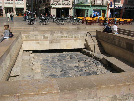 archäologisches Fenster auf eine römische Strasse (via domintia) auf dem Rathausplatz