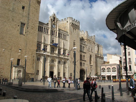 Hotel de Ville - Palais Neuf (14. Jh.) - dahinter durch den Torbogen
