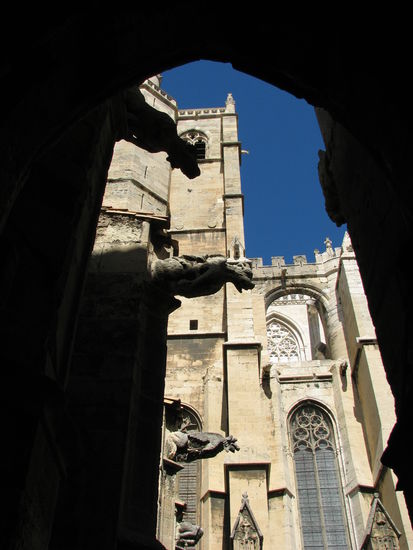 Strebewerk der Kathedrale, aus dem sich zahlreiche wasserspeiende Dämonen hervorrecken